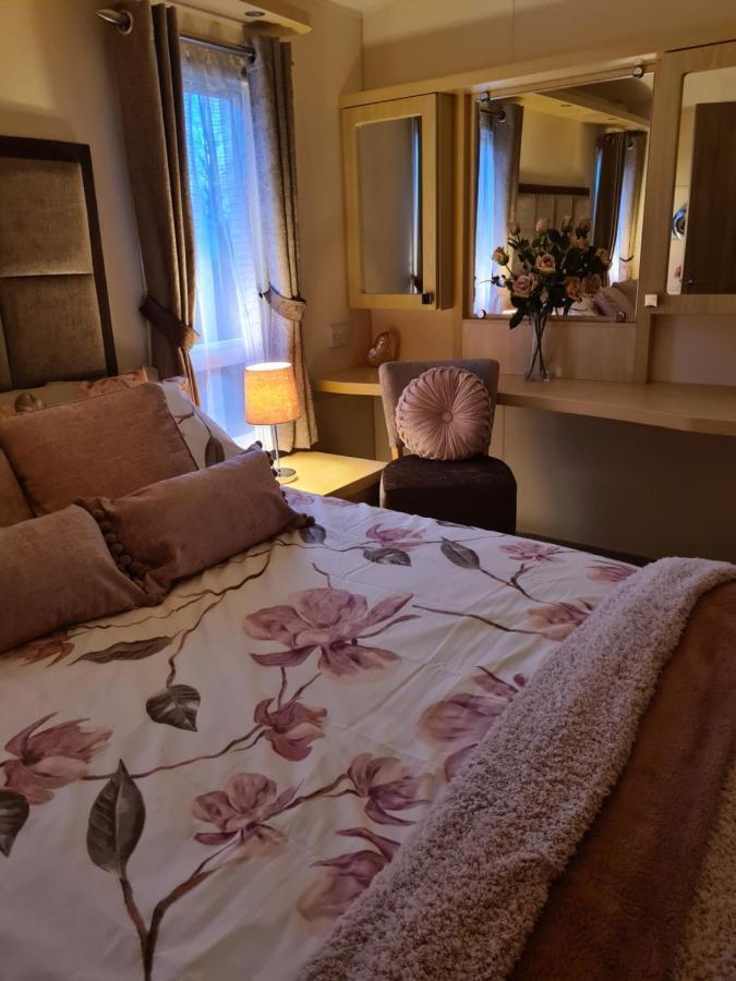 Beautiful 2 Bedroom Caravan, Holiday Park Tenby Saint Florence Exterior photo
